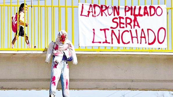 Un mensaje en una pasarela advierte a los delincuentes que pueden ser linchados. / ARCHIVO