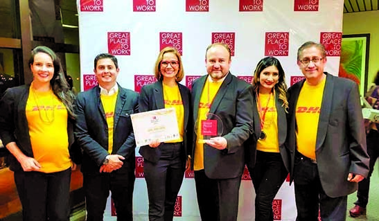 Los integrantes de DHL posan con un premio otorgado por Great Place To Work./ DHL LATINOAMÉRICA