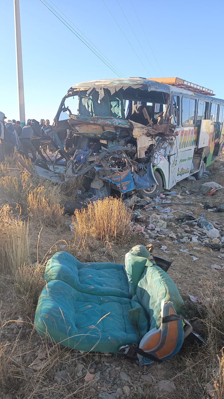 El vehículo de transporte público tras el accidente. Policía