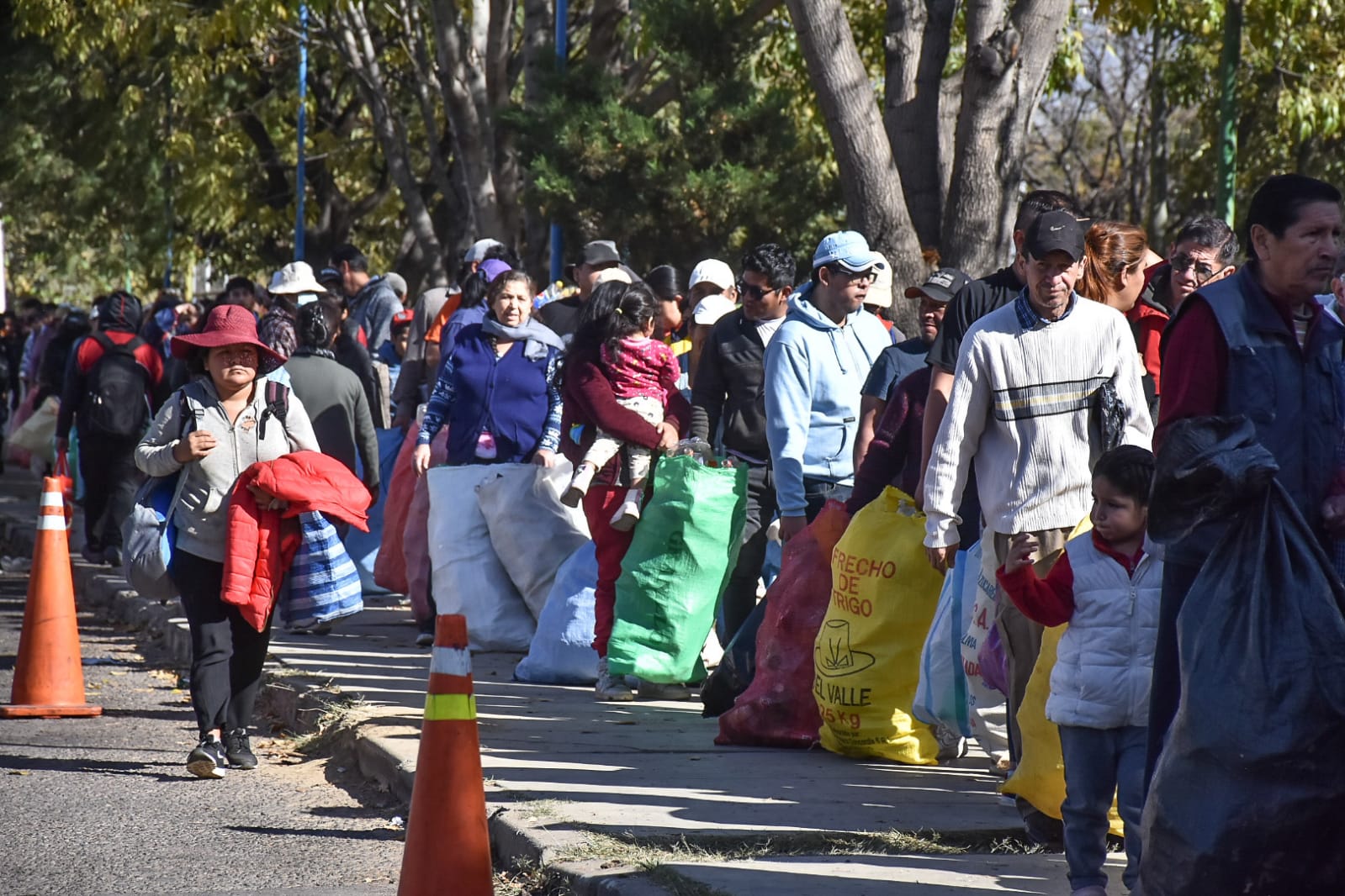 Vecinos participan de "Cocha recicla", una campaña de recolección de botellas plásticas. DICO SOLÍS