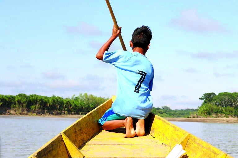 Un niño navega en el río Beni. 
