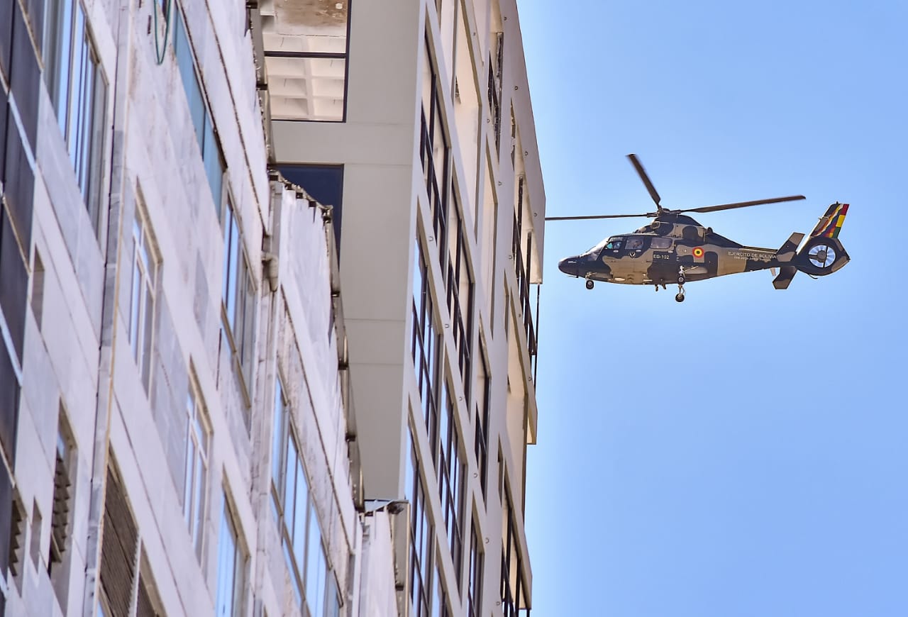 El helicóptero utilizado para el rescate aéreo de heridos, durante el simulacro. DICO SOLÍS