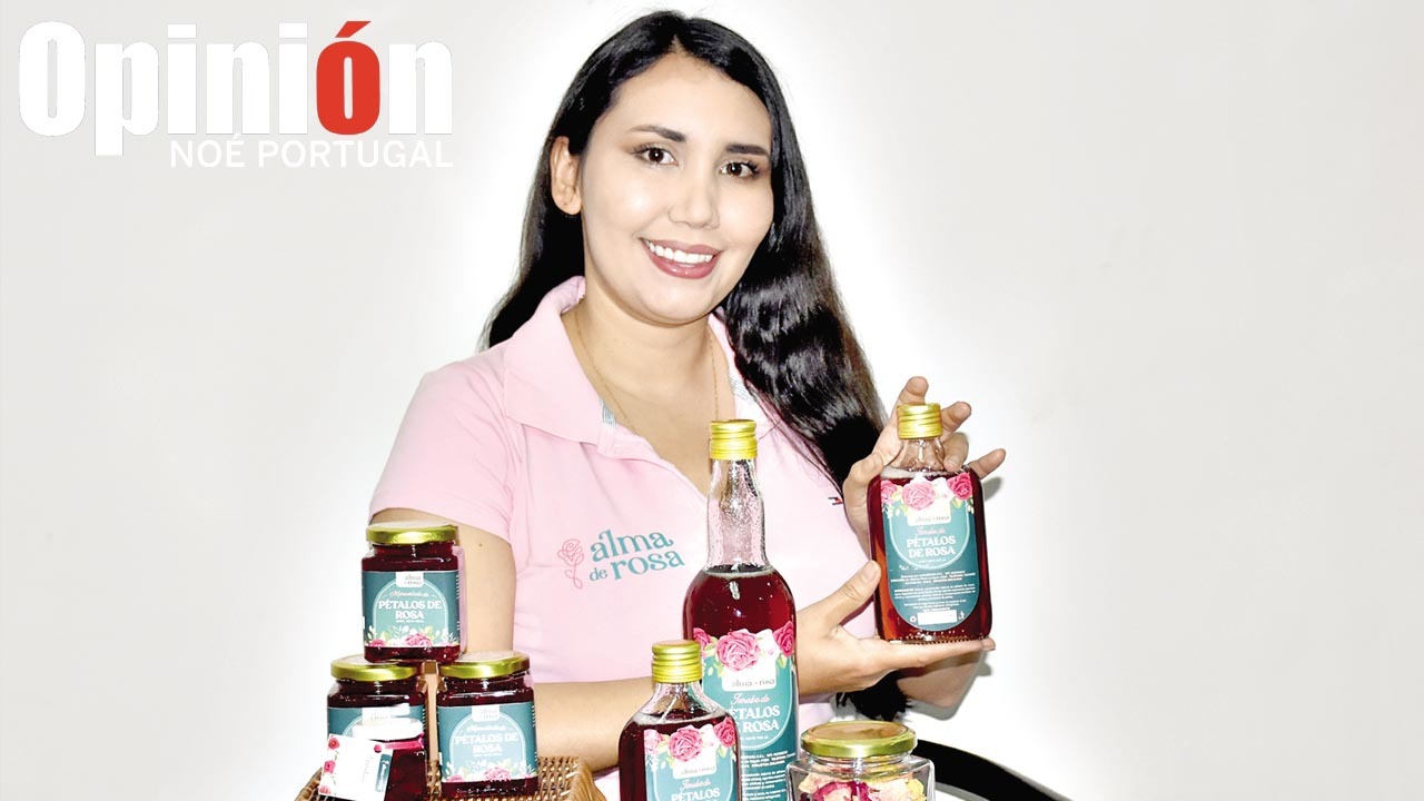 Adriana Arce muestra los productos de Alma de Rosa. / NOÉ PORTUGAL