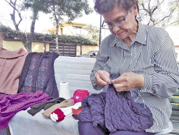 Guida Vásquez de la Barra, de 74 años, teje diferentes prendas de vestir. / JORGE FERNÁNDEZ B.