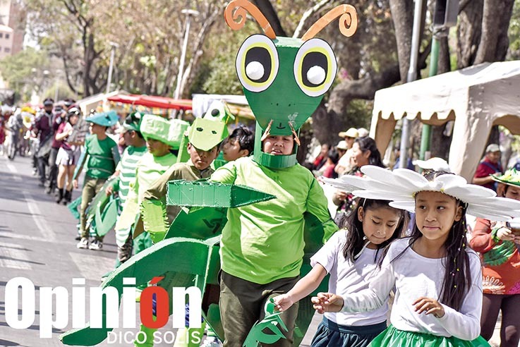 Niños y jóvenes en su paso por El Prado. / DICO SOLÍS