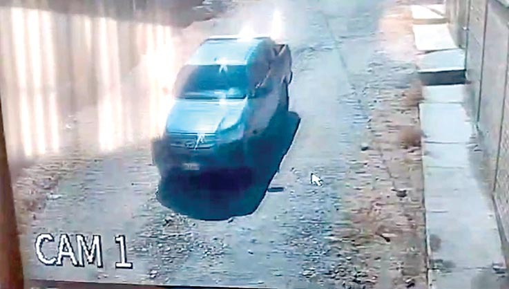 La camioneta utilizada por una banda para cometer un robo en una casa en la zona de Esmeralda, en Sacaba. /  CORTESÍA
