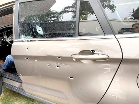 El vehículo en el que se encontraba el policía presenta los impactos de las balas. / RRSS
