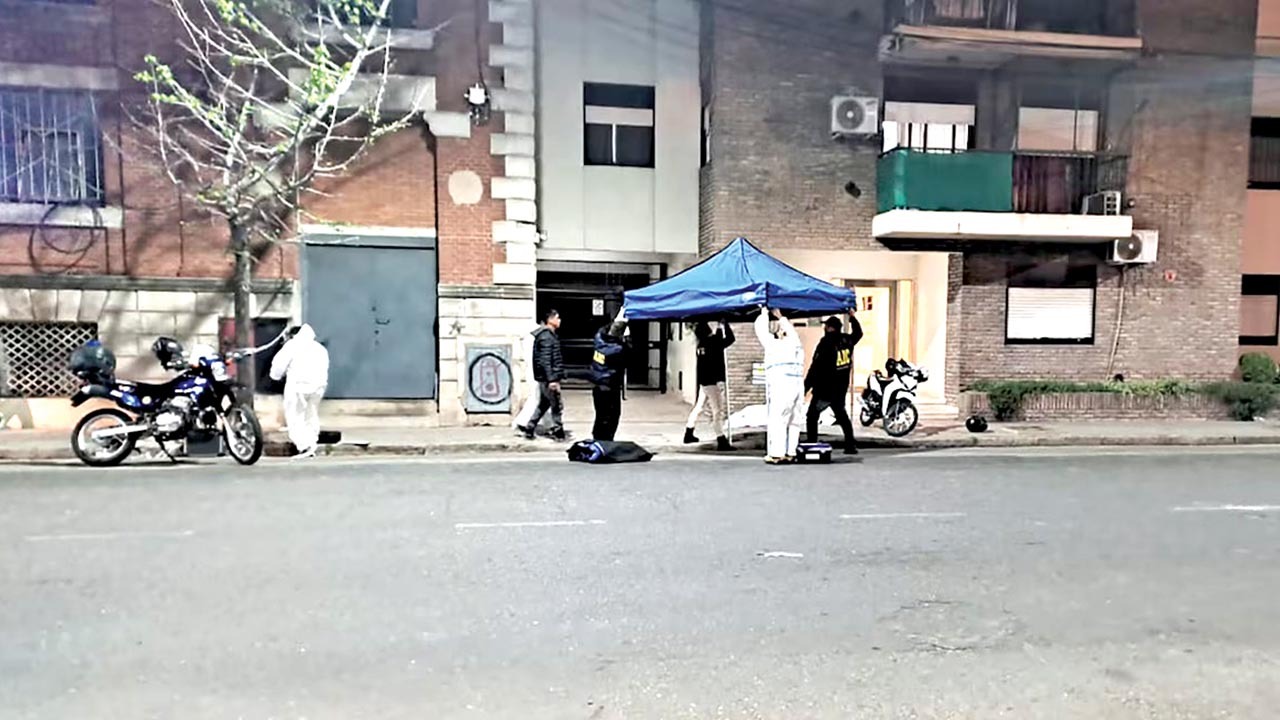 Investigadores procesan la escena del crimen./ RRSS