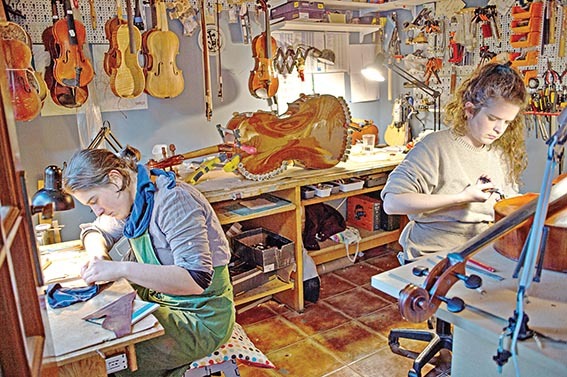 Equipo de ICK Lutherie trabajando, junio 2023. / ÁLVARO GUMUCIO