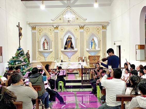 Desarrollo de una misa en la capilla tras reconstrucción de su suelo. /  MARÍA ESTHER VARGAS
