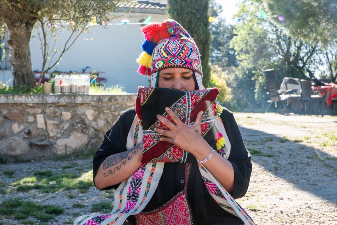 Johanna Casafranca durante un ritual de ofrenda a la Pachamama. CORTESÍA AMARU CARTONERA
