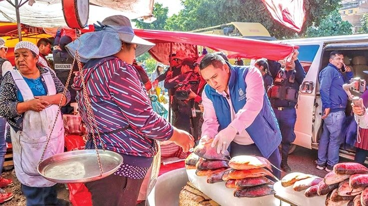 El presidente del Concejo Municipal, Walter Flores, en inspección de venta de pescado, el 18 de junio. /   CONCEJO