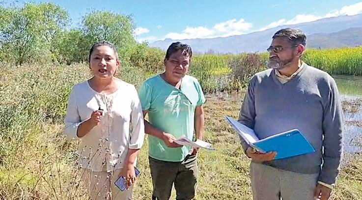 La concejala Silvia Soliz participa de una inspección en la laguna Alalay, el 30 de junio. / CAPTURA RRSS HÉCTOR ARCE