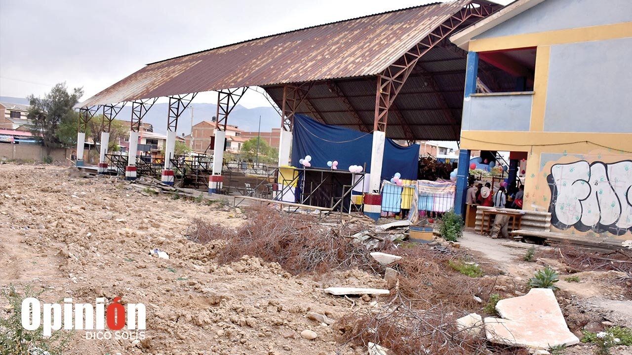 Un área entre escombros y tierra removida en la Unidad Educativa Eduardo López./ DICO SOLÍS