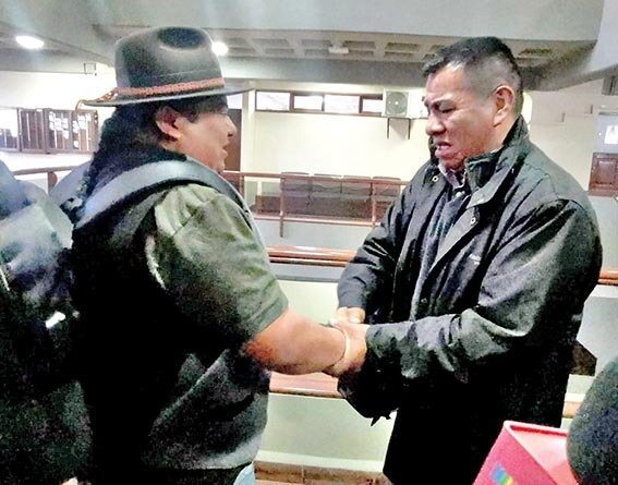 El abrazo de dos impulsores del proceso contra los curas sentenciados por encubrimiento al concluir la audiencia. / MARIELA COSSÍO