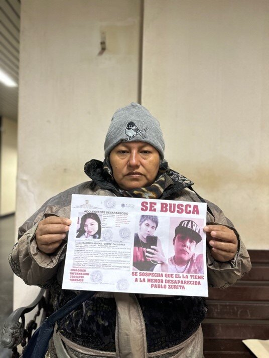 Una mamá busca a su hija por su cuenta. Junto a su esposo consiguieron cámaras de seguridad y registros de llamadas, trabajo que debería haber hecho la policía.