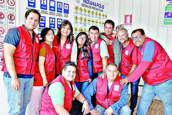 El equipo de la Autoescuela Indianapolis Cochabamba./  NOÉ PORTUGAL